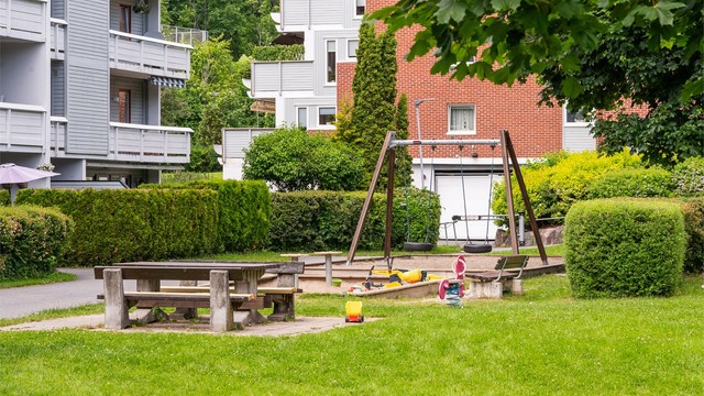 Felles tomt er opparbeidet med blant annet asfalterte veier, plenarealer, sittegrupper og lekestativ