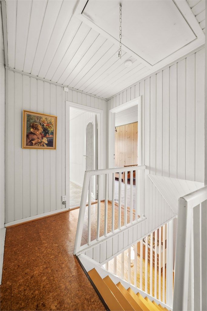 Gangen i andre etasje gir adkomst til alle rommene og har luke til et uinnredet kaldtloft.