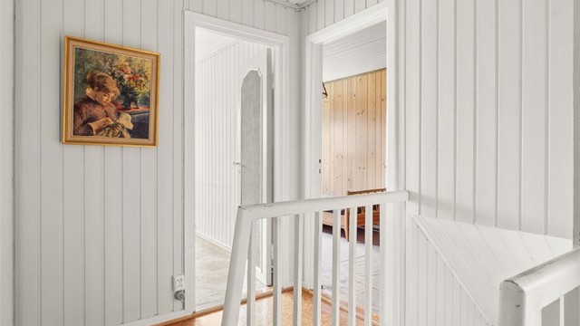 Gangen i andre etasje gir adkomst til alle rommene og har luke til et uinnredet kaldtloft.