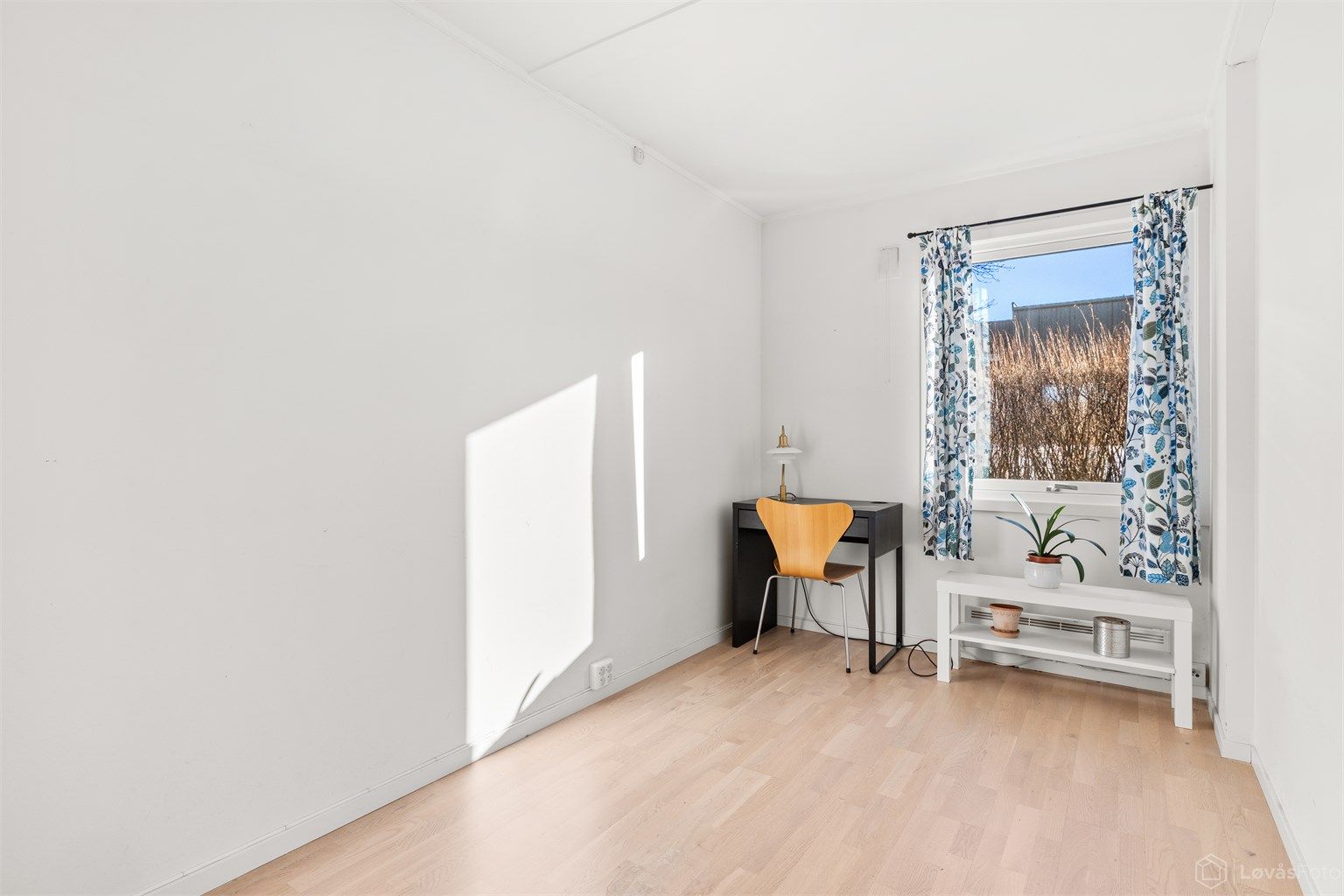 Det tredje soverommet er også av god størrelse, med plass til seng og skrivepult.