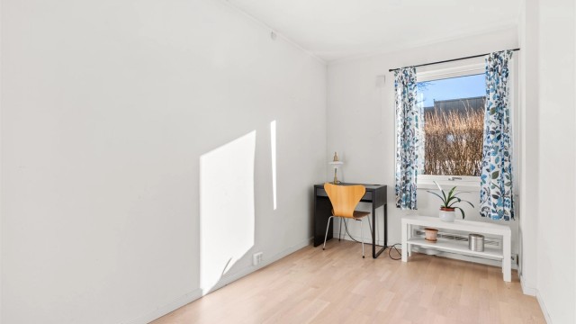 Det tredje soverommet er også av god størrelse, med plass til seng og skrivepult.