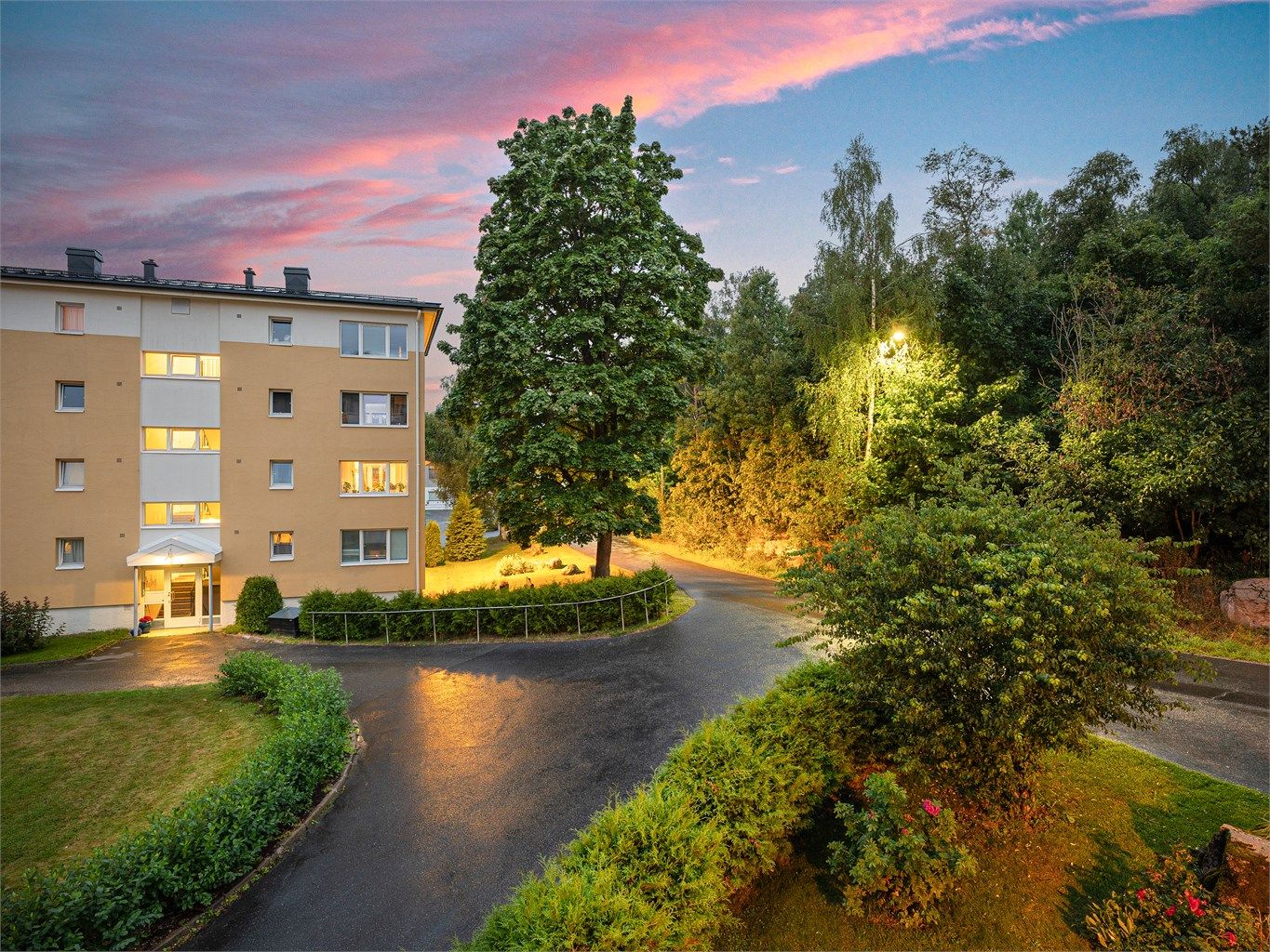 Leiligheten disponerer en parkeringsplass, nr 