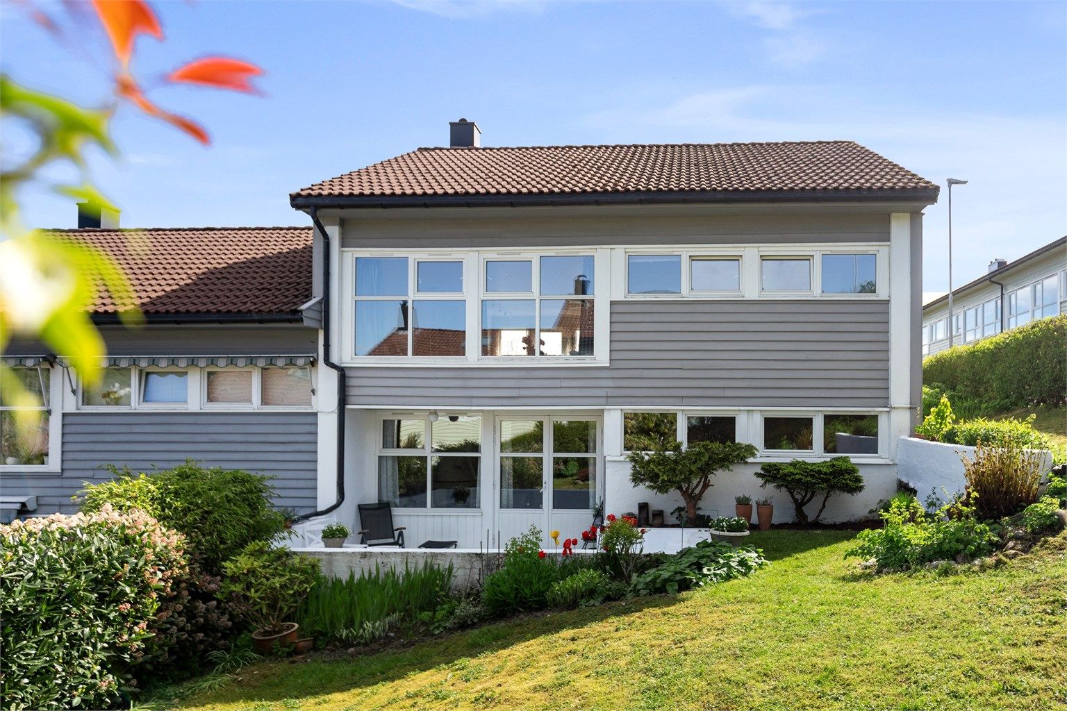 Fin og blomstrende hage rundt boligen med gode solforhold. 