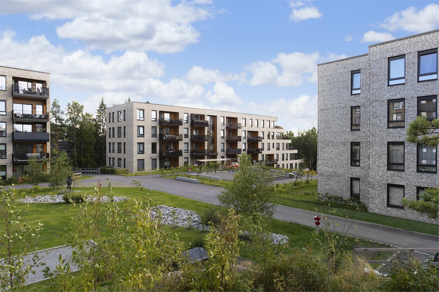 Sameiet disponerer velholdte uteplasser, gapahuk og et felles velferdsrom.
