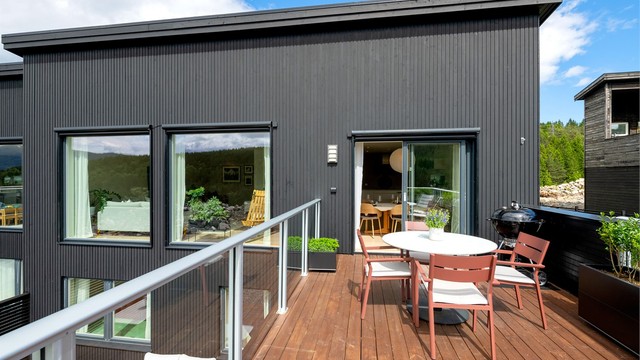 Den sørvendte terrassen er en naturlig forlengelse av stuen.