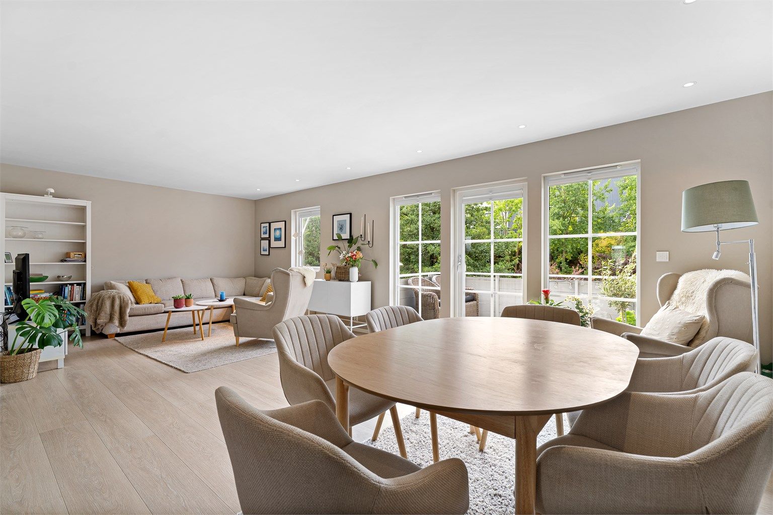 Store vindusflater slipper inn fint lys. Ellers gode møbleringsmuligheter i åpen og romslig stue / spisestue 