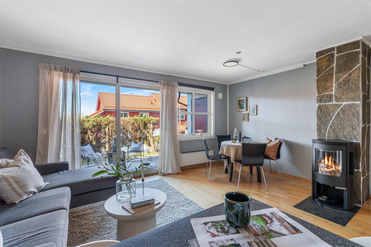 Stuen har god plass til både sofagruppe og en egen spiseplass. Foto: Martin Nordbø.