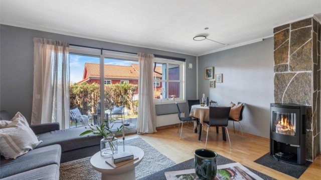 Stuen har god plass til både sofagruppe og en egen spiseplass. Foto: Martin Nordbø.