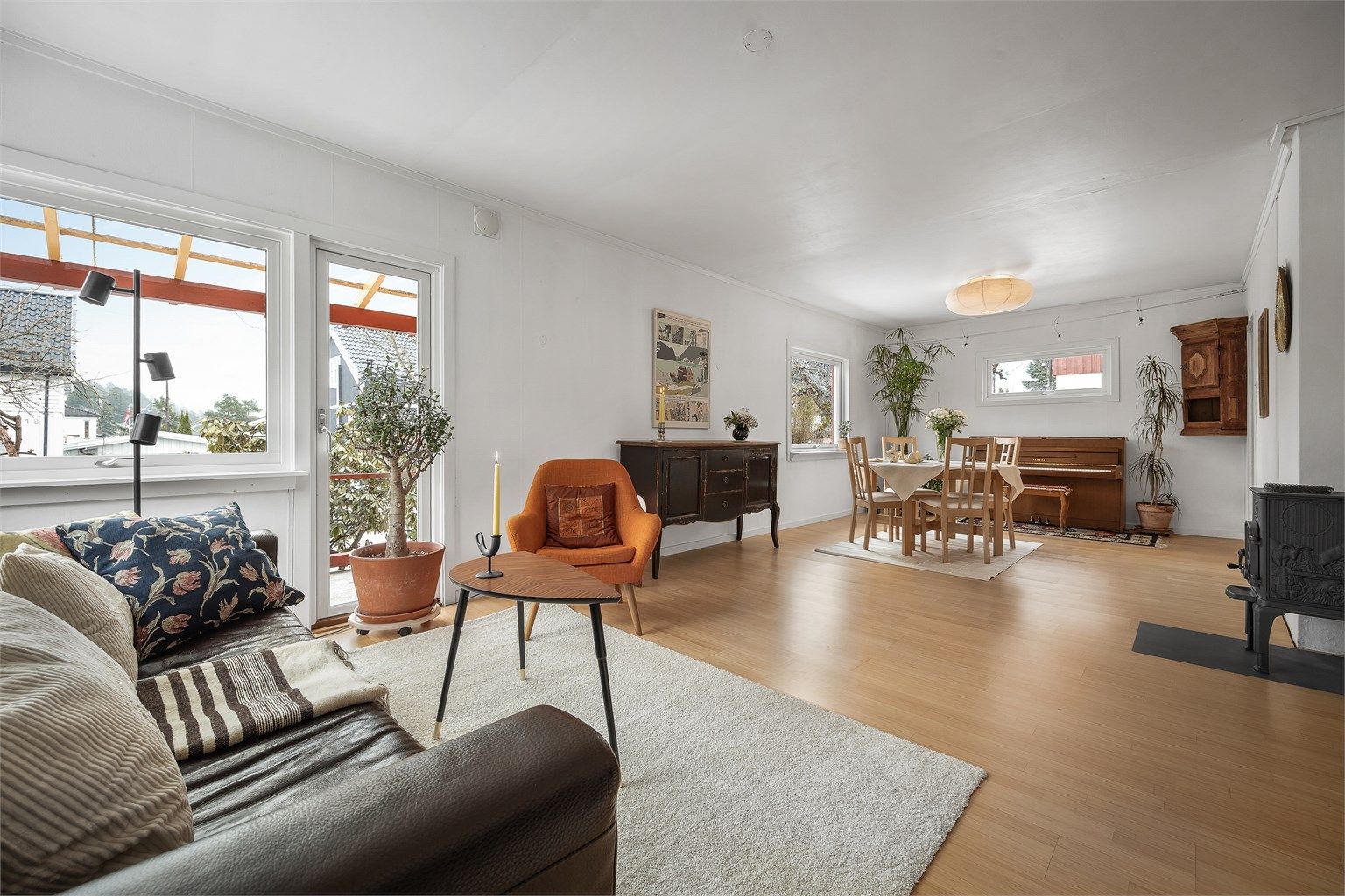 Romslig og lys stue/spisestue