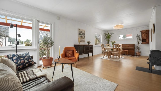 Romslig og lys stue/spisestue