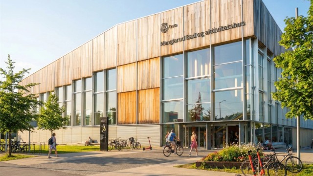 Manglerud bad og aktivitetshus er i nærheten. I tillegg til badet har Klubb1, fritidsklubben for barn og ungdom, fått arealer til blant annet undervisningskjøkken, gaming, musikkverksted og hobbyrom.