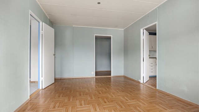 Stue har plass til sittegruppe, tv-benk og spisebord