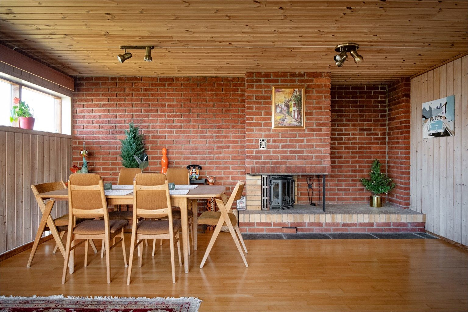 Kjellerstuen med peis.