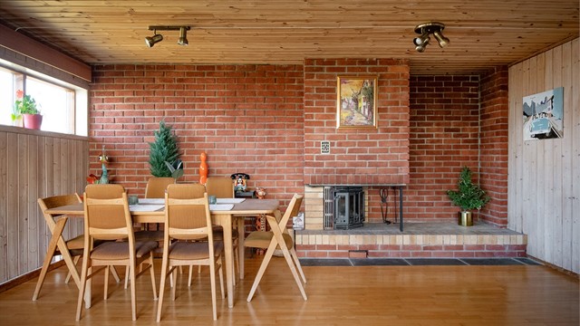 Kjellerstuen med peis.