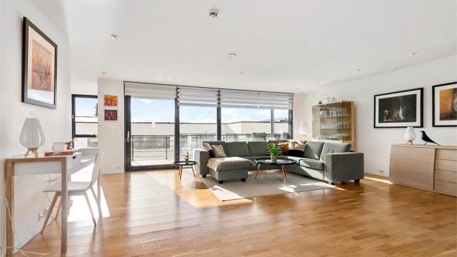 Fra stuen er det utgang til sydvendt overbygd terrasse med glassrekkverk