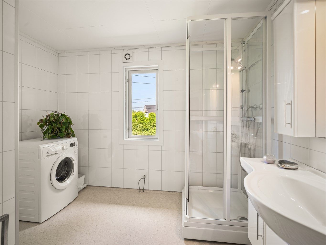 Badet er funksjonelt i nåværende stand og benyttes med dusjkabinett.
