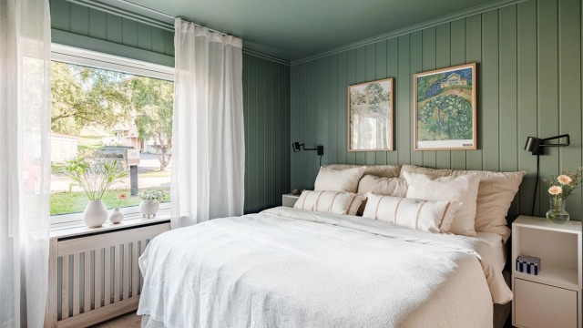 Hovedsoverommet har god størrelse og rikelig med plass til dobbeltseng og tilhørende nattbord