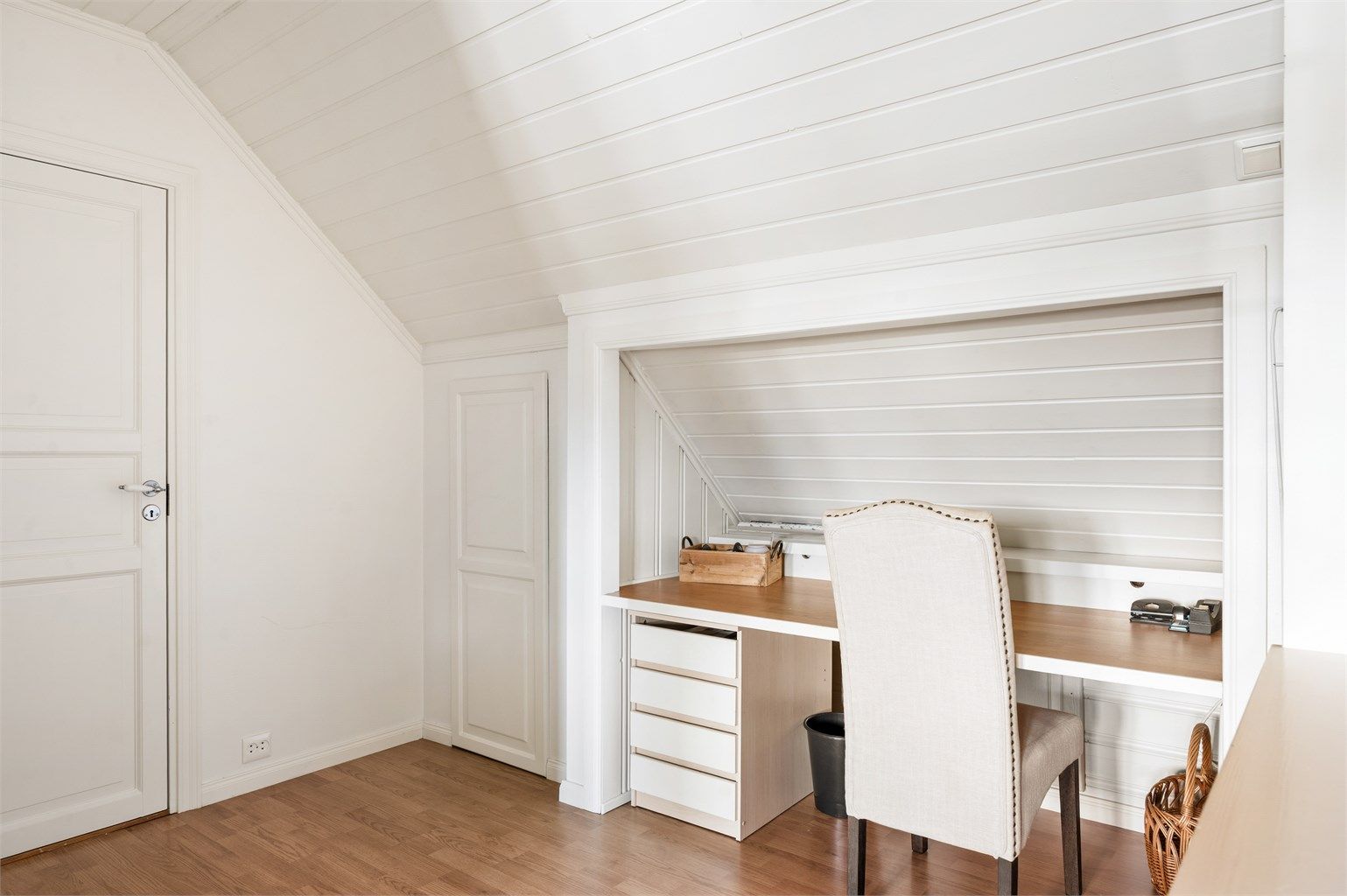 Loftstue med tilpasset arbeidsplass under skråtaket 