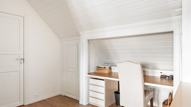 Loftstue med tilpasset arbeidsplass under skråtaket