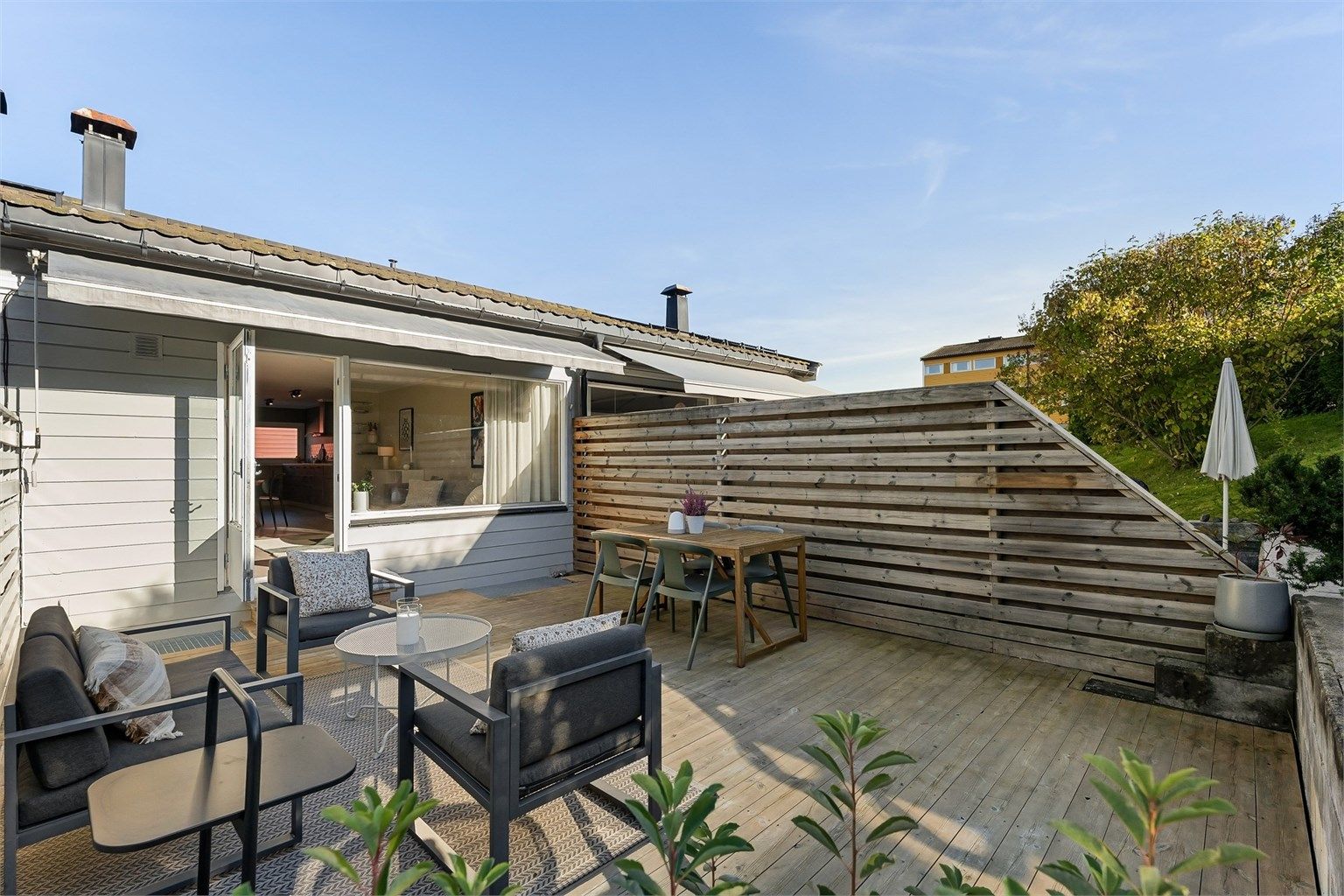 Tidligere sommerbilde av terrassen