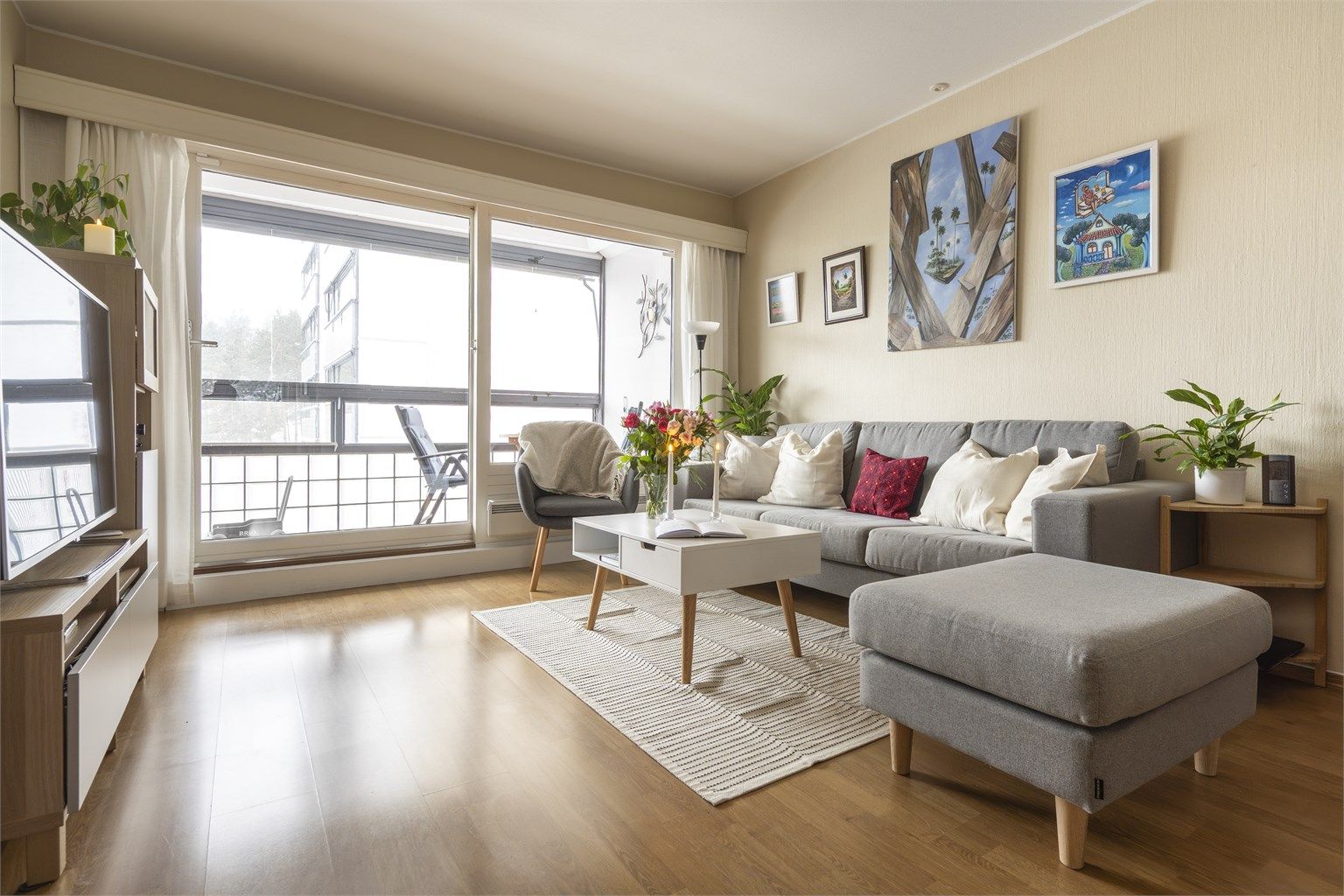 Fra stua er det utgang til leilighetens vestvendte balkong på ca. 14 kvm