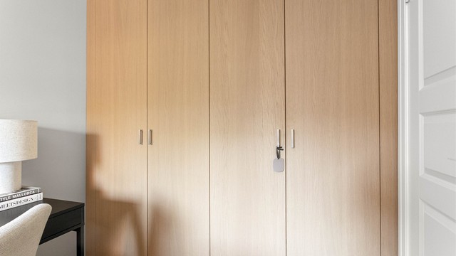 Også her bidrar plassbygde garderober til et ryddig og gjennomført uttrykk.