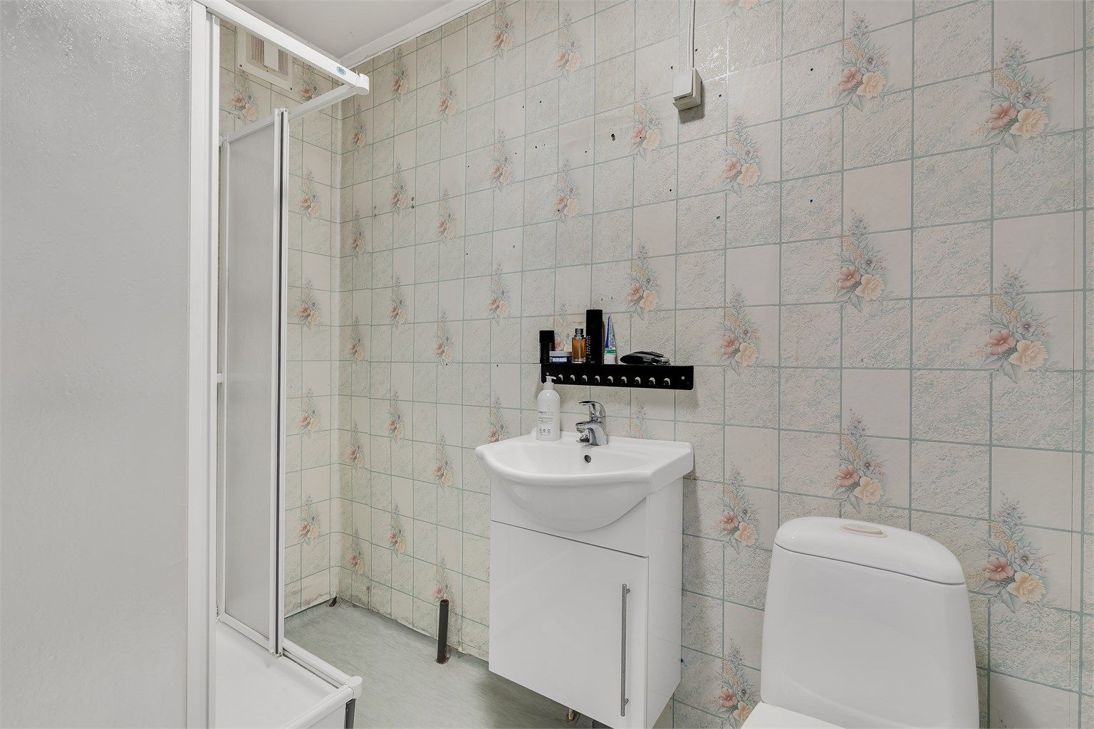 Badet i hybelen har wc, servant i seksjon og dusjkabinett, badet anbefales oppgradert til dagens standard.