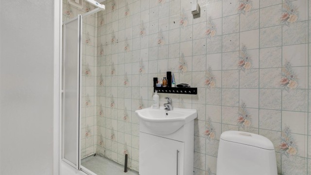 Badet i hybelen har wc, servant i seksjon og dusjkabinett, badet anbefales oppgradert til dagens standard.