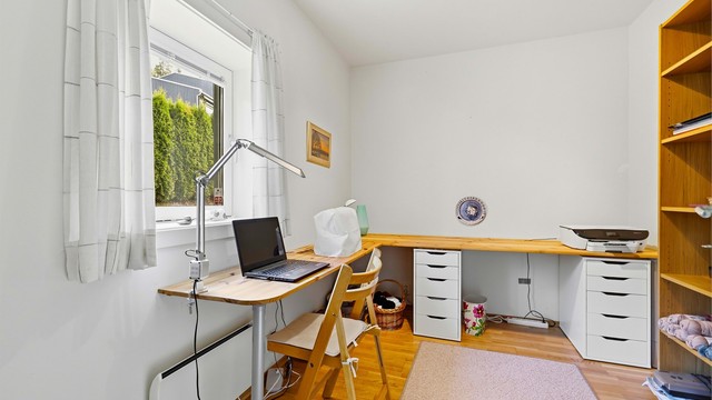 Soverom med vindu mot Gåsebyveien, kan også brukes som hjemmekontor el.