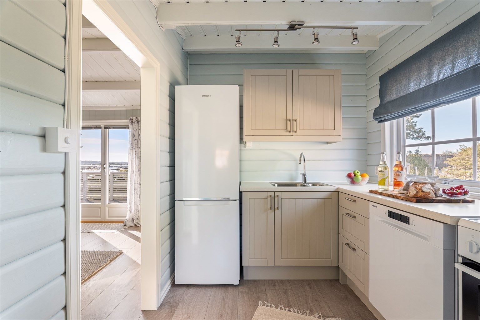 Kjøkkenet ble i 2017 oppgradert med både nytt gulv og ny innredning fra Epoq. Overflater på vegger og himling ble bevart og malt.