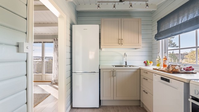 Kjøkkenet ble i 2017 oppgradert med både nytt gulv og ny innredning fra Epoq. Overflater på vegger og himling ble bevart og malt.