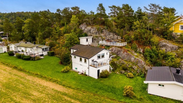 Landlig idyll med dyrket mark i umiddelbar nærhet.