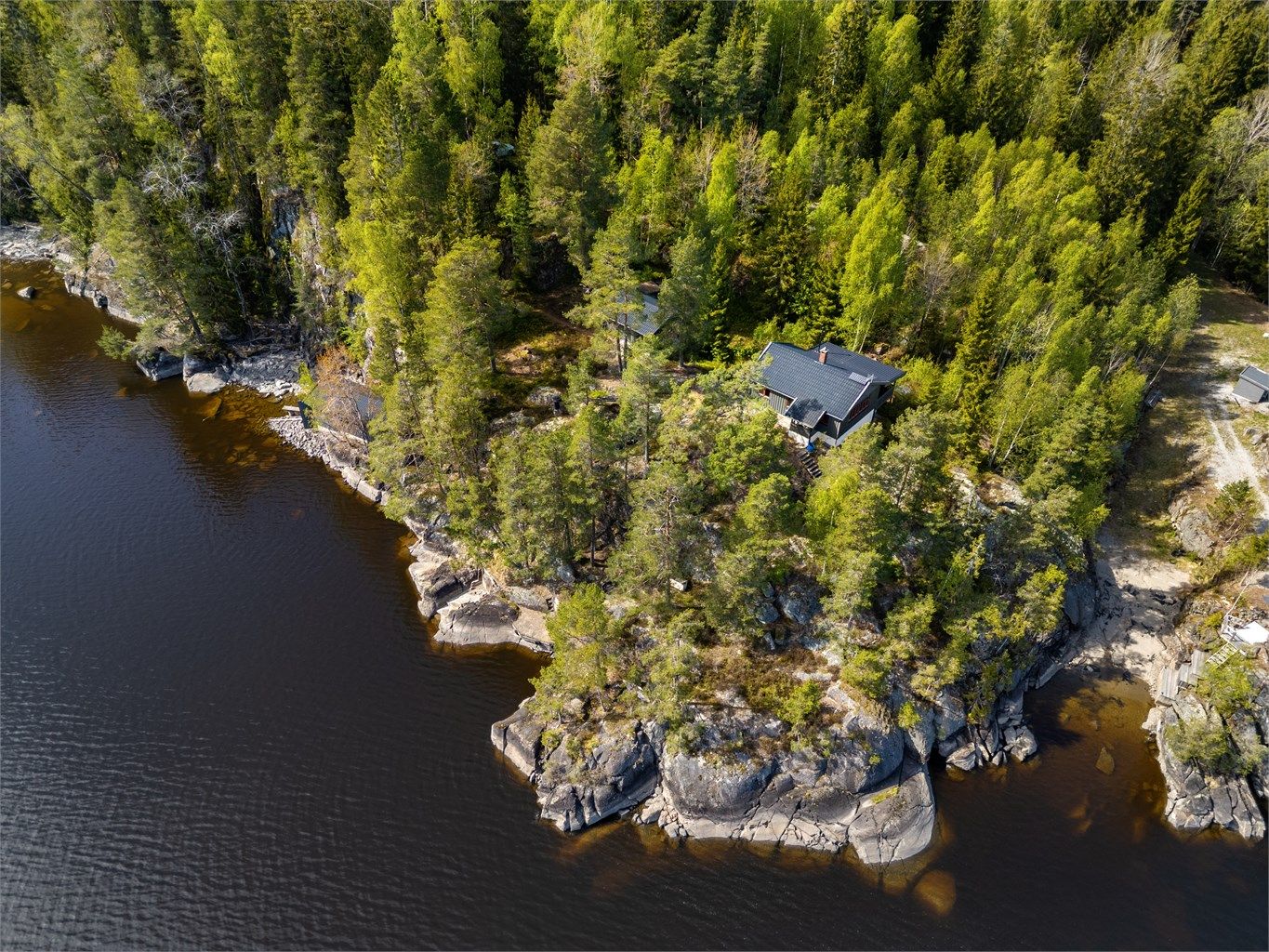 Velkommen til Dalefjerdingen 537, en idyllisk fritidseiendom med helt spesiell beliggenhet ved Øyeren i Enebakk kommune Foto: Digit Media AS v/Sørebø
