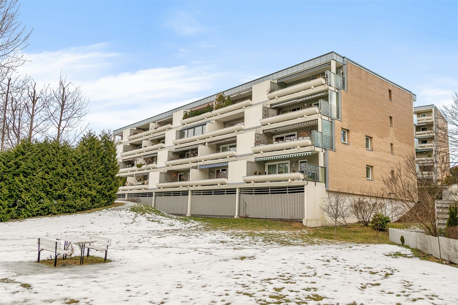 Tomten er fellesarealer og er pent opparbeidet med store grøntarealer, sittegrupper og diverse beplantning. 