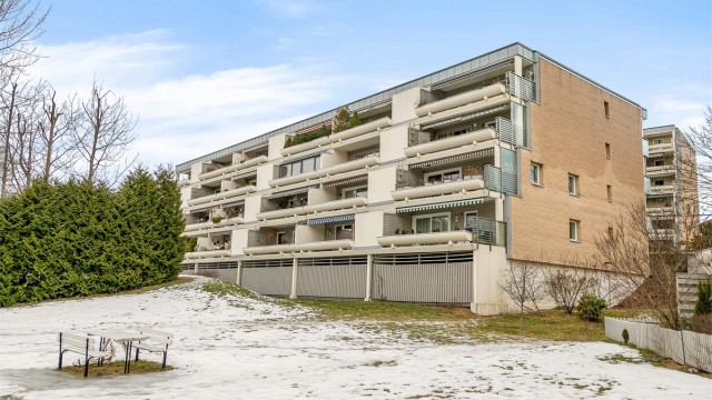 Tomten er fellesarealer og er pent opparbeidet med store grøntarealer, sittegrupper og diverse beplantning.