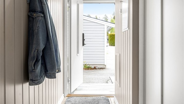 Entré med flislagt gulv og gulvvarme for en komfortabel velkomst.