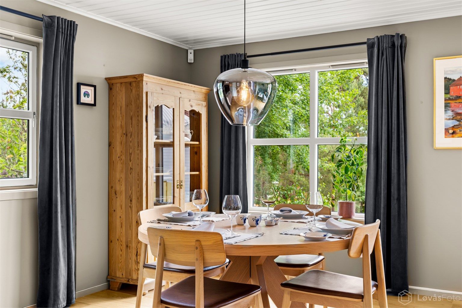 Rikelig med vinduer gir godt med naturlig lys og god kontakt mellom inne- og uterom