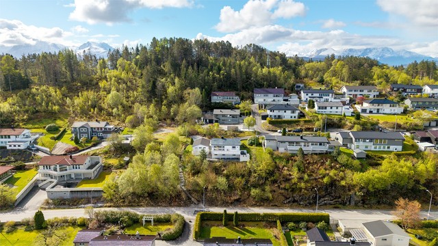 Eiendommen ligger i en skråning med utsikt over nærområdet.