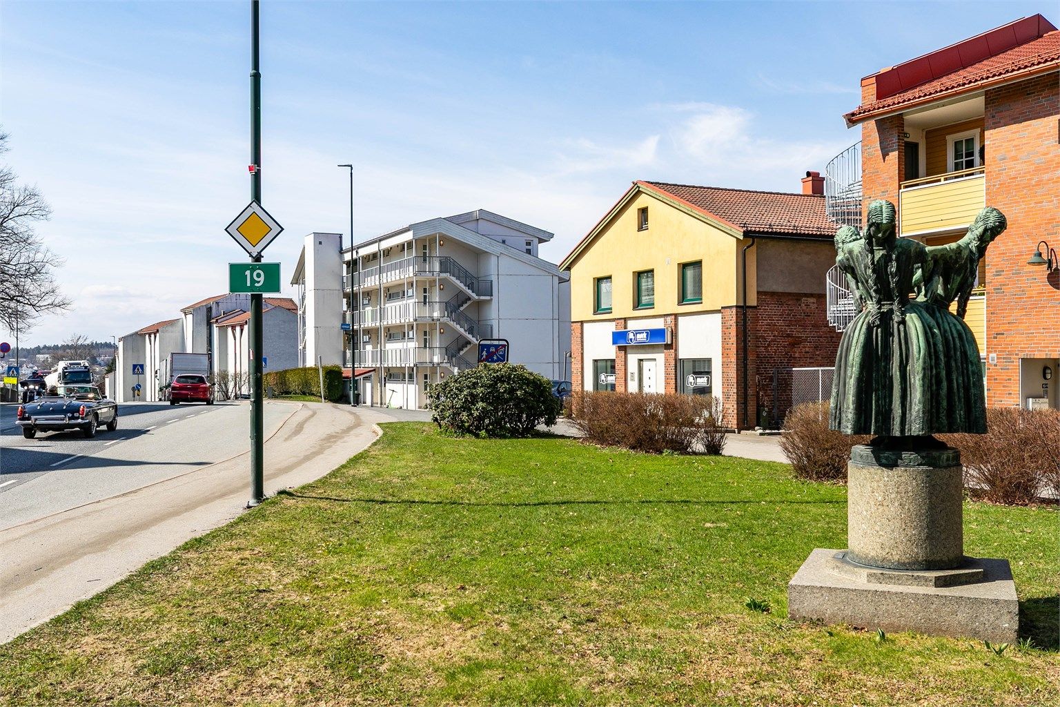 Bussholdeplasser finnes på begge sider av Vogts gate, rett utenfor sameiet.