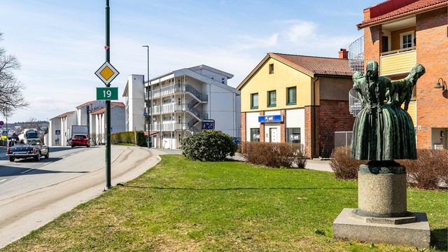 Bussholdeplasser finnes på begge sider av Vogts gate, rett utenfor sameiet.