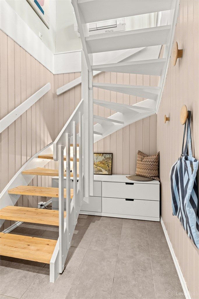 Tretrappen binder de to etasjene sammen.