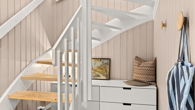 Tretrappen binder de to etasjene sammen.