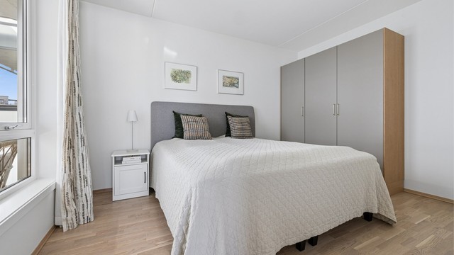Hovedsoverommet har god plass til dobbeltseng og garderobeskap.