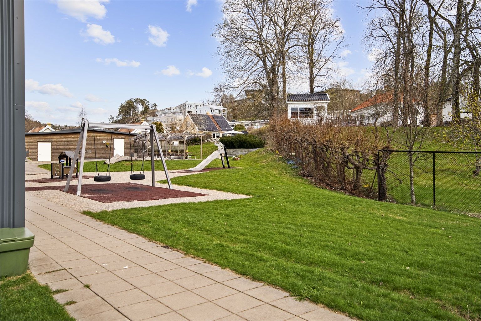 Borettslaget har hyggelige fellesarealer med plen, beplantning og lekeplass.