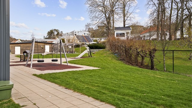 Borettslaget har hyggelige fellesarealer med plen, beplantning og lekeplass.