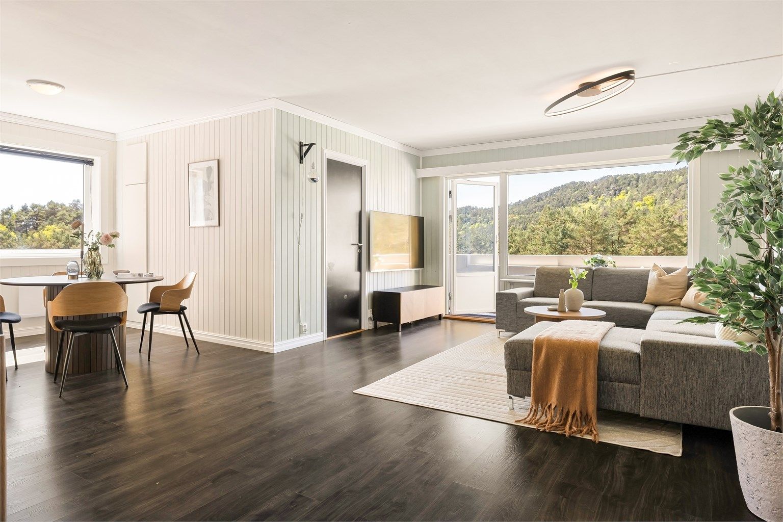 Velkommen til en unik mulighet i populære Vestlund borettslag! Romslig 4-roms endeleilighet (opprinnelig 5-roms - kan tilbakeføres ved behov). 