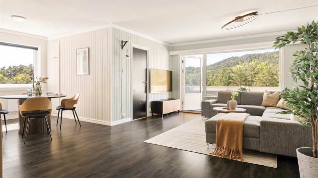 Velkommen til en unik mulighet i populære Vestlund borettslag! Romslig 4-roms endeleilighet (opprinnelig 5-roms - kan tilbakeføres ved behov).