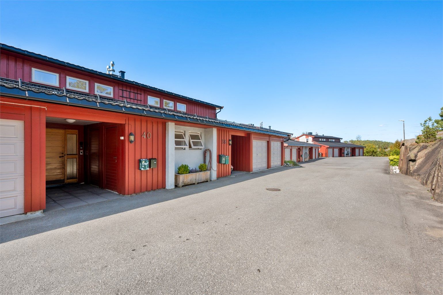 Bygget ligger i rolige omgivelser i enden av gaten uten gjennomgangstrafikk.