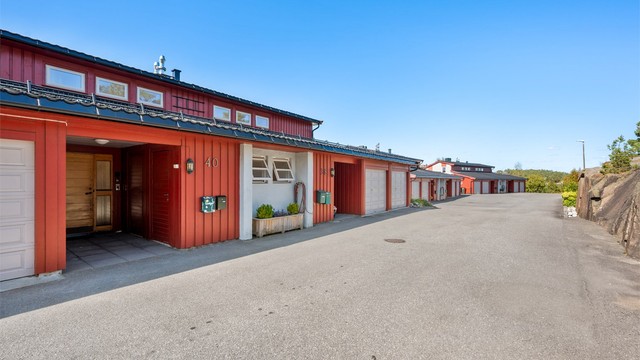 Bygget ligger i rolige omgivelser i enden av gaten uten gjennomgangstrafikk.