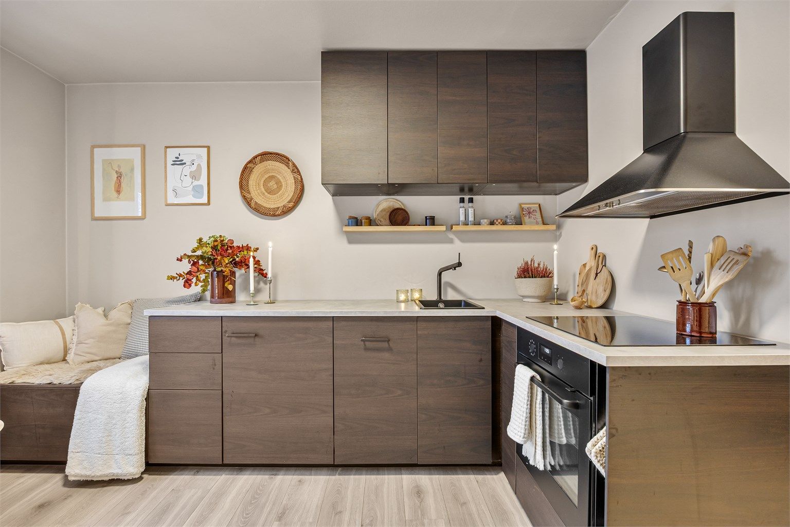 Påkostet og funksjonelt Ikea kjøkken med takhøye skap og rikelig med skapplass. Integrerte hvitevarer og plassbygd benk.